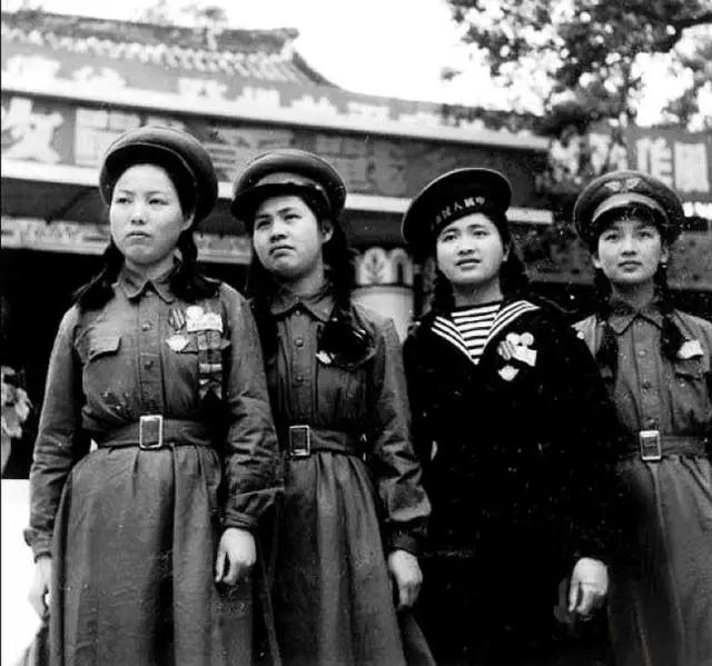 中国女兵历代军装发展,70年代的女兵服装