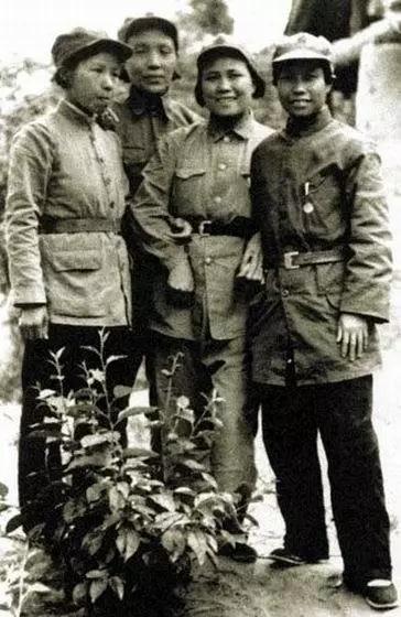 中国女兵历代军装发展,70年代的女兵服装