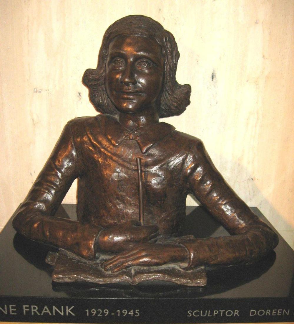 73年前的今天,600万受*害迫**犹太人的代表,15岁的安妮病逝集中营