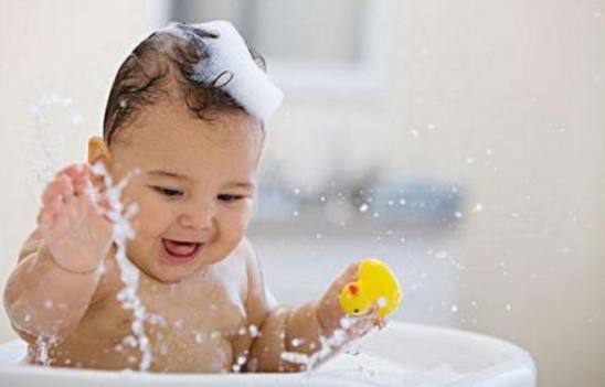 刚出生的宝宝,这6个部位千万不能洗太干净,家里有小孩的注意了
