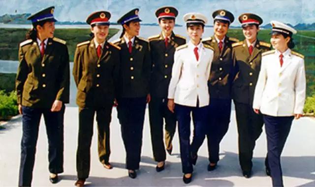 中国女兵历代军装发展,70年代的女兵服装