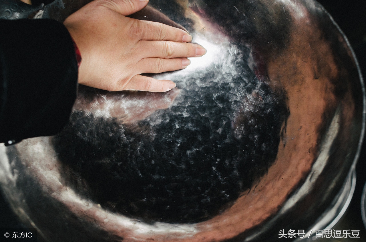 刚买的铁锅生锈怎样才能彻底清除,新买的铁锅用了一个月里面有个坑