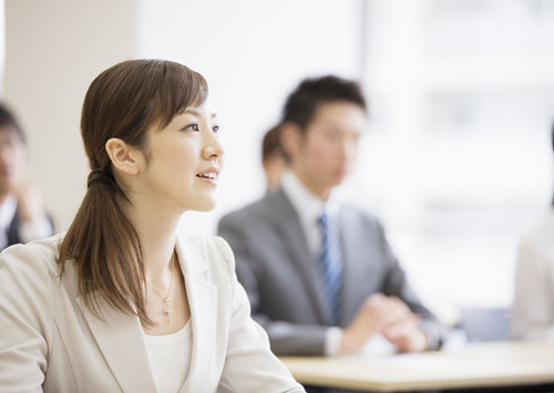 对付心胸狭窄的领导最解恨的手段,领导对付能力强的下属的三种办法