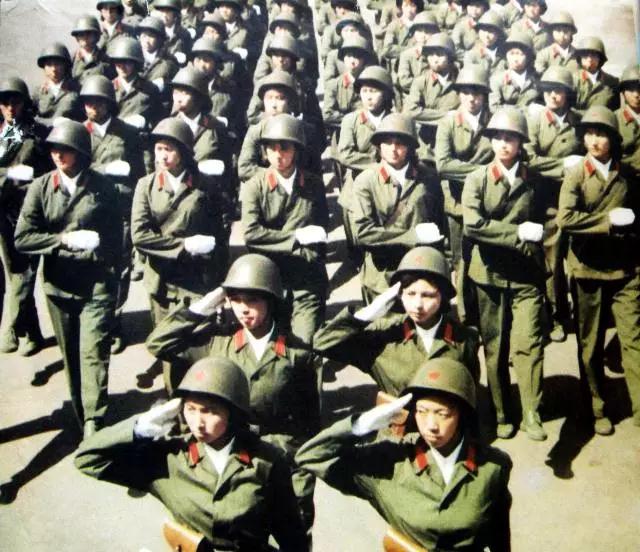 中国女兵历代军装发展,70年代的女兵服装