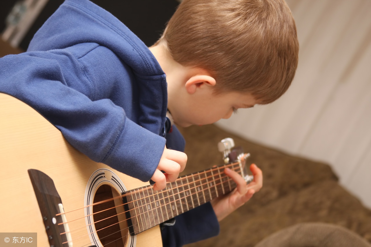 刚开始学吉他手老是弹不过来,刚学吉他手指分不开