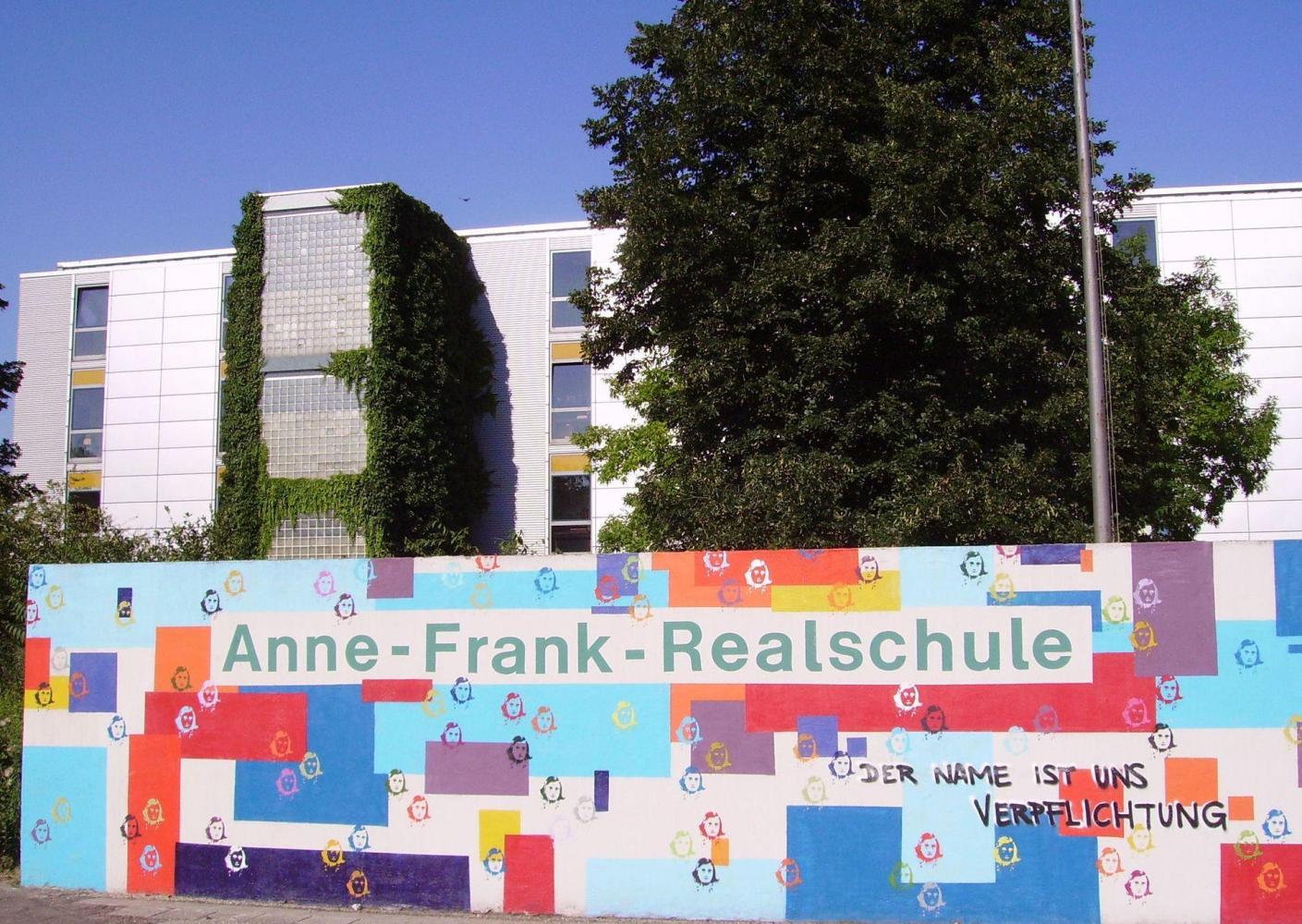 73年前的今天,600万受*害迫**犹太人的代表,15岁的安妮病逝集中营