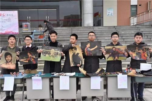 学雷锋爱心义卖活动小学生日记,小学生开展学雷锋献爱心义卖捐款