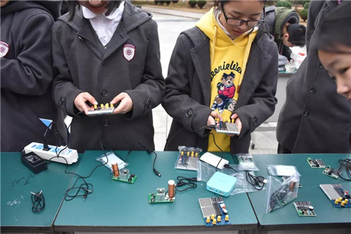 学雷锋爱心义卖活动小学生日记,小学生开展学雷锋献爱心义卖捐款