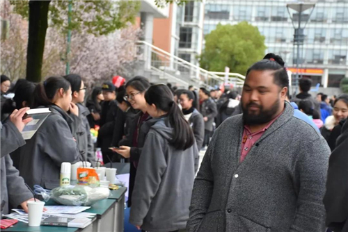 学雷锋爱心义卖活动小学生日记,小学生开展学雷锋献爱心义卖捐款