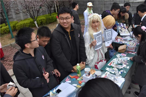 学雷锋爱心义卖活动小学生日记,小学生开展学雷锋献爱心义卖捐款