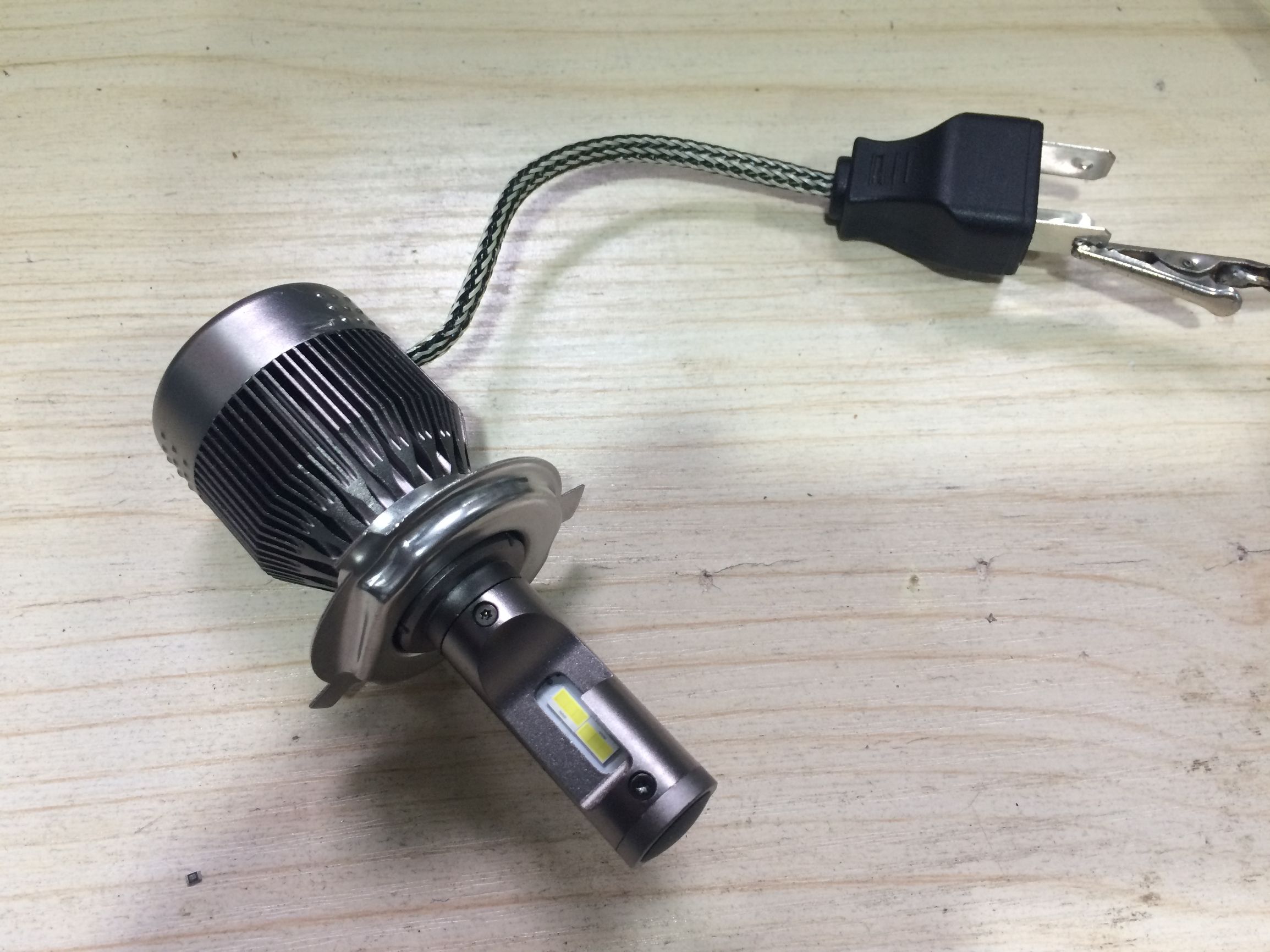 汽车led大灯与卤素大灯亮度对比,led灯温度高还是氙气灯温度高