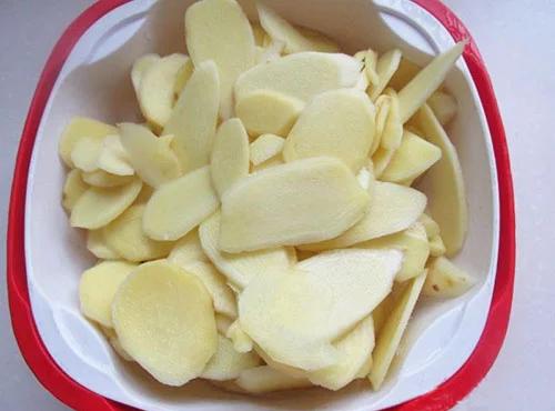 姜祛斑做法,喝姜水祛斑的做法