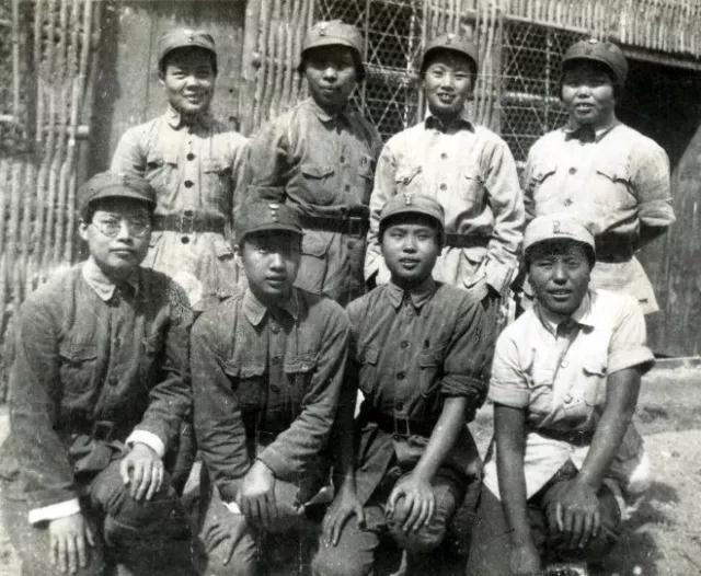 中国女兵历代军装发展,70年代的女兵服装