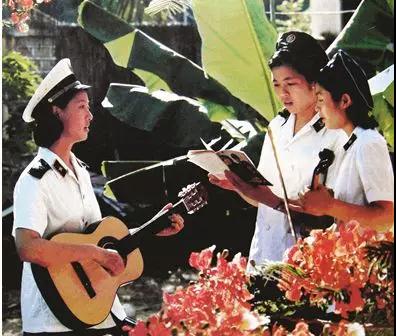 中国女兵历代军装发展,70年代的女兵服装