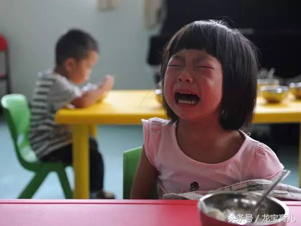 幼儿园孩子哭闹时老师怎么处理,老师如何对待上幼儿园哭闹的孩子
