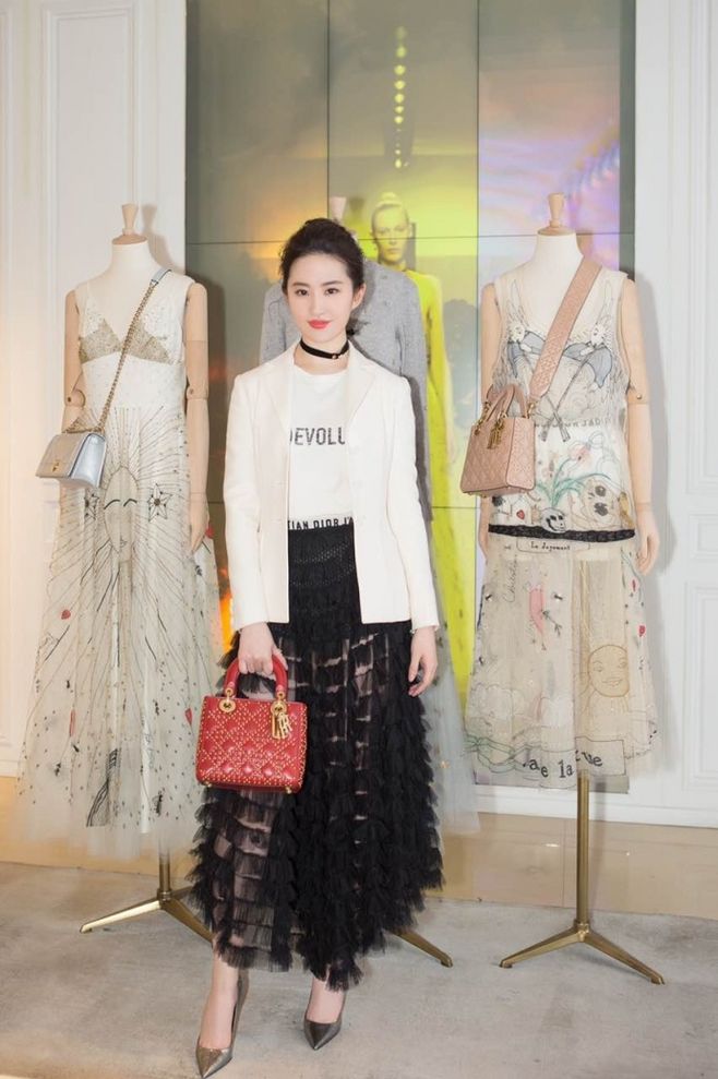 被赵丽颖的“透*裤内**”穿法雷到了？拜托，周冬雨这样穿才叫辣眼呢