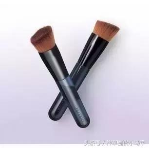 气垫粉扑与粉底刷哪个更好,粉底气垫粉扑最好用的