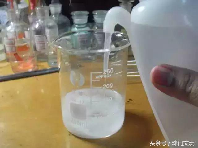 绿松碰水后有什么变化,黄金和绿松接触绿松变黑怎么回事