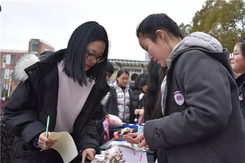 学雷锋爱心义卖活动小学生日记,小学生开展学雷锋献爱心义卖捐款
