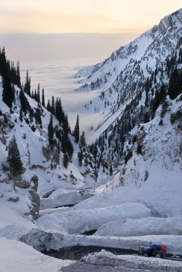 伊犁这个偏远的西部城市,新疆伊犁市靠近哪个位置