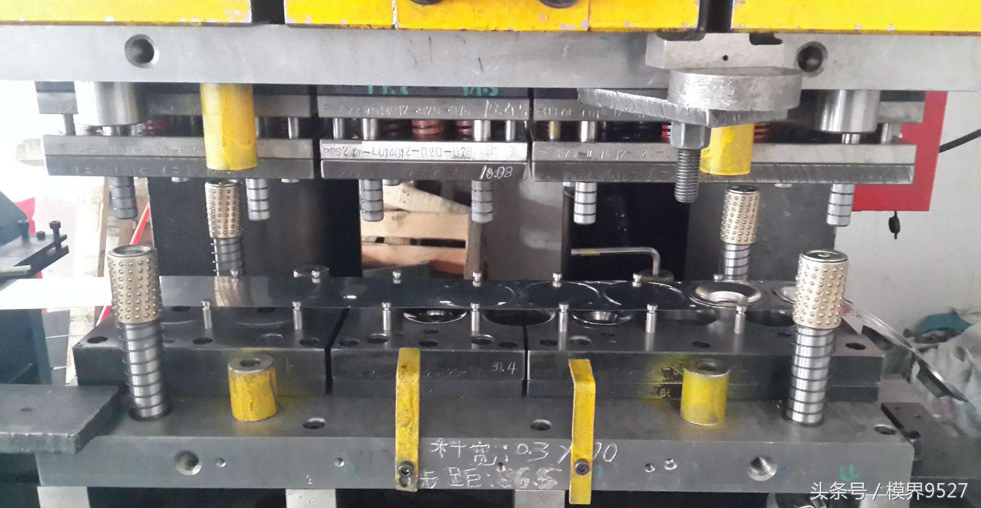 冲压模内攻牙,模内攻牙