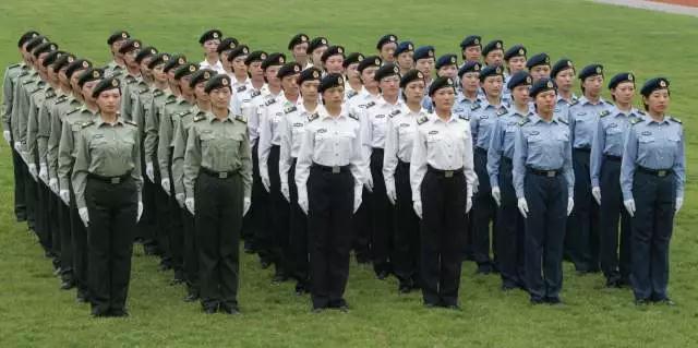 中国女兵历代军装发展,70年代的女兵服装