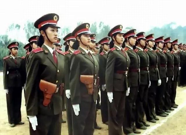 中国女兵历代军装发展,70年代的女兵服装