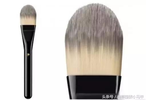 气垫粉扑与粉底刷哪个更好,粉底气垫粉扑最好用的