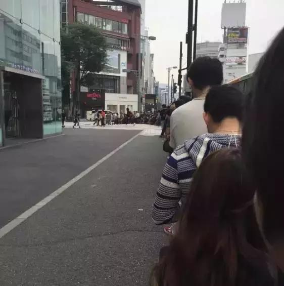 不是我吹,这家珠宝店你排一个星期的队都进不了店