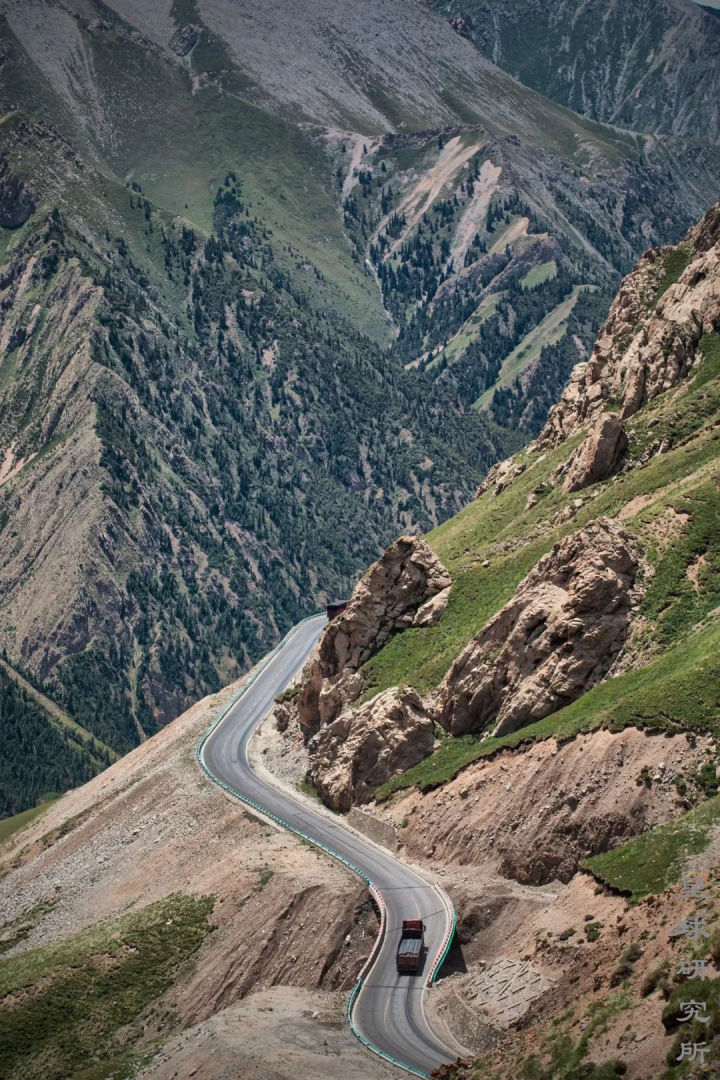 伊犁这个偏远的西部城市,新疆伊犁市靠近哪个位置