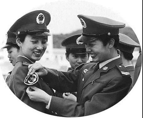 中国女兵历代军装发展,70年代的女兵服装