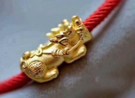 为什么现在的貔貅有标,为什么黄金貔貅越戴越亮
