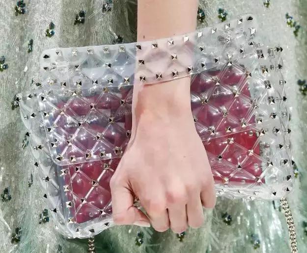 继顺丰服后，丧心病狂的巴黎世家把魔爪伸向【饿了么】...