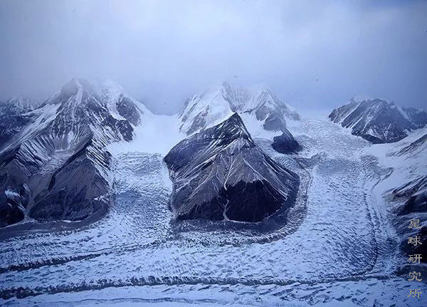 伊犁这个偏远的西部城市,新疆伊犁市靠近哪个位置