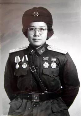 中国女兵历代军装发展,70年代的女兵服装