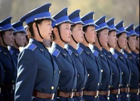 中国女兵历代军装发展,70年代的女兵服装