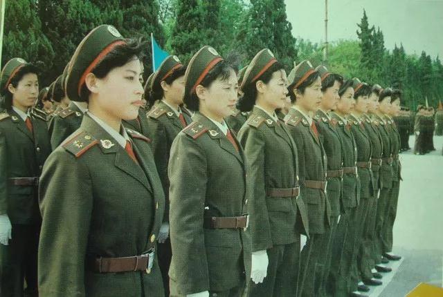 中国女兵历代军装发展,70年代的女兵服装