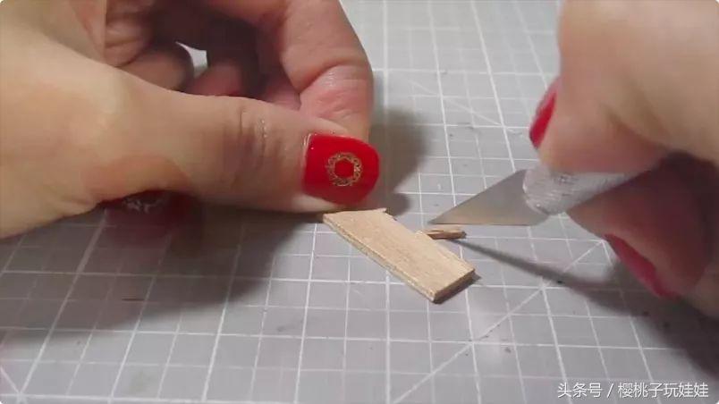 娃娃家床头柜diy自制,手工制作床给芭比娃娃的