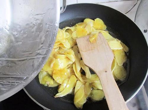 姜祛斑做法,喝姜水祛斑的做法