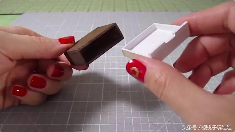 娃娃家床头柜diy自制,手工制作床给芭比娃娃的