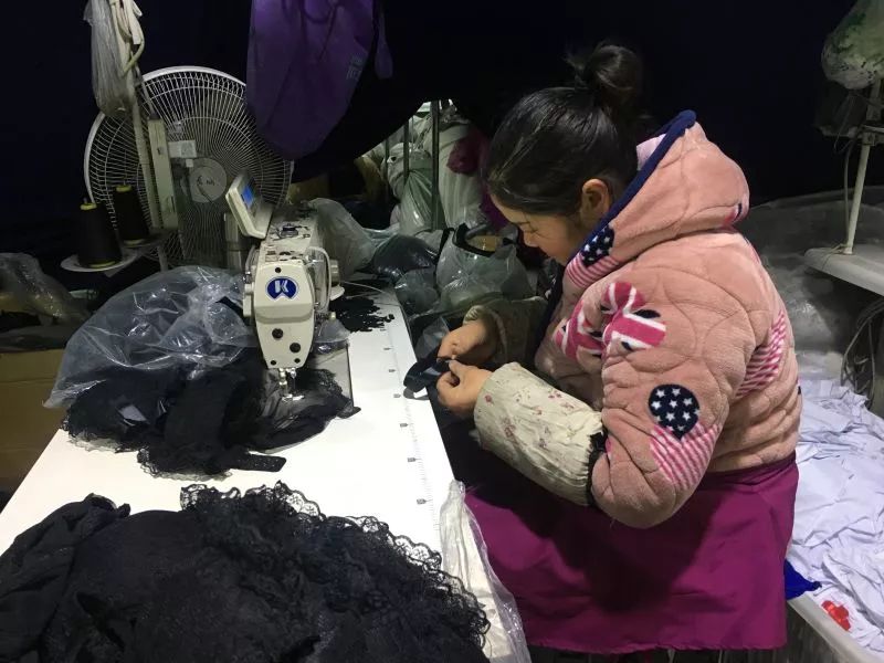 “情趣镇”女工,一群离“风情”最近的人