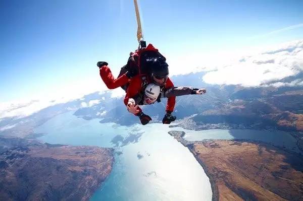高空跳伞可不可怕,高空跳伞值得玩吗