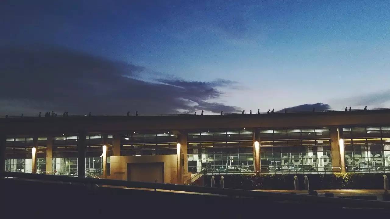 跑出一腿痱子热到炸裂！就这么铭记了新加坡日落马拉松的最美日出