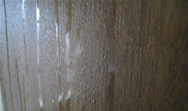 墙砖地砖返潮是怎么回事,地砖墙根返碱怎么办