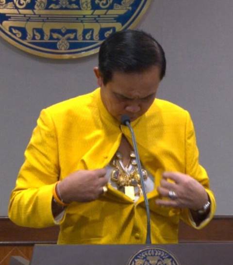 来见识一下,泰国总理巴育的贴身佛牌长什么样