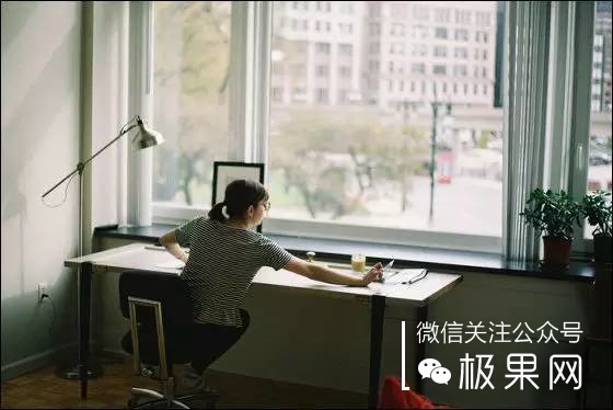 流浪汉用垃圾桶造房子,流浪汉自己用木头建了个房子