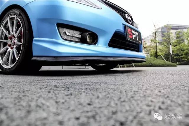 日产骐达中央扶手箱改装,日产的小精灵骐达改装案例