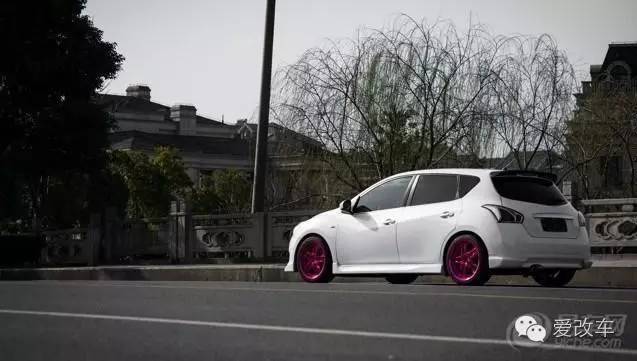 日产骐达中央扶手箱改装,日产的小精灵骐达改装案例