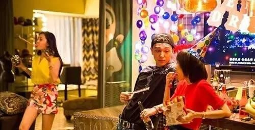 同样住在22楼，这装修风格差距咋这么大呢！