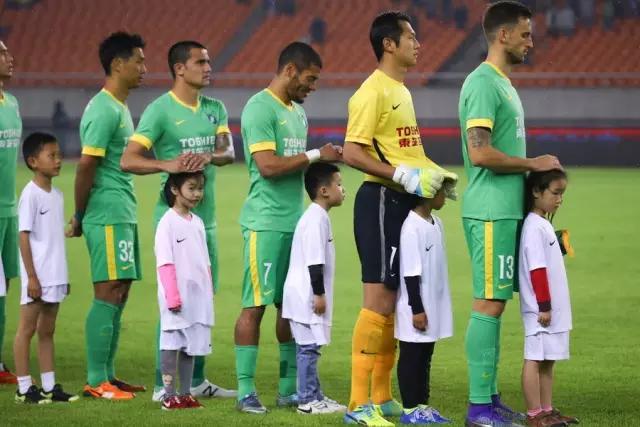 为孩子遮风挡雨而不是制造风雨,替孩子挡着风雨